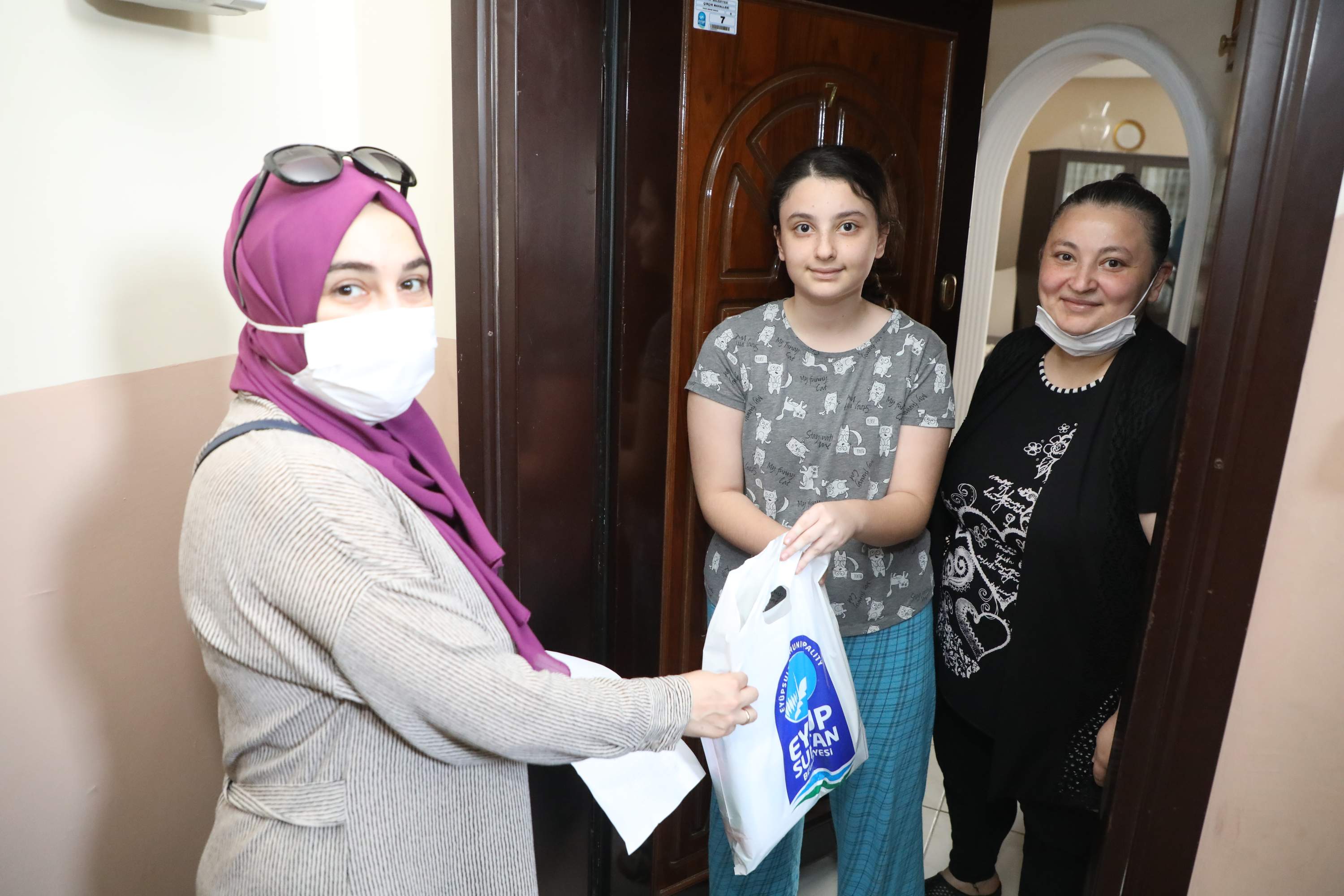 İşitme Engelliler Haftası'nda özel maskelerimizi dağıttık İşitme Engelliler Haftası'nda özel maskelerimizi dağıttık