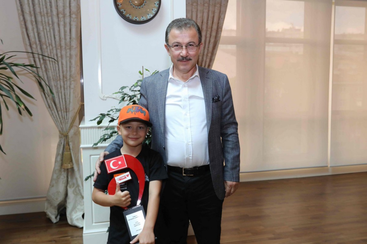 Eyüpsultan'ın Genç Şampiyonu, Türkiye'ye Kupayla Döndü Eyüpsultan'ın Genç Şampiyonu, Türkiye'ye Kupayla Döndü