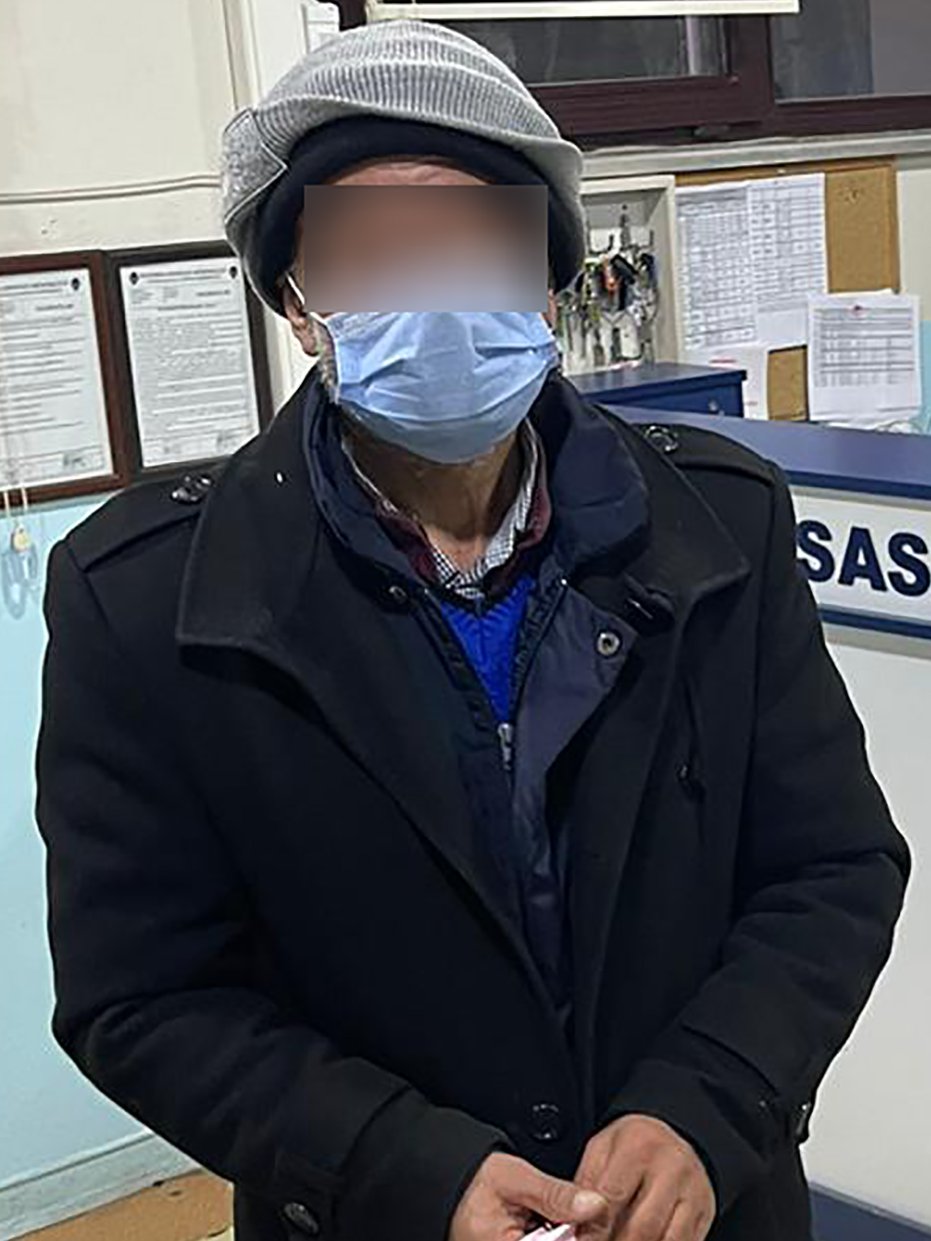 Zabıta dilenciyi yakaladı, üzerinden uyuşturucu çıktı Zabıta dilenciyi yakaladı, üzerinden uyuşturucu çıktı