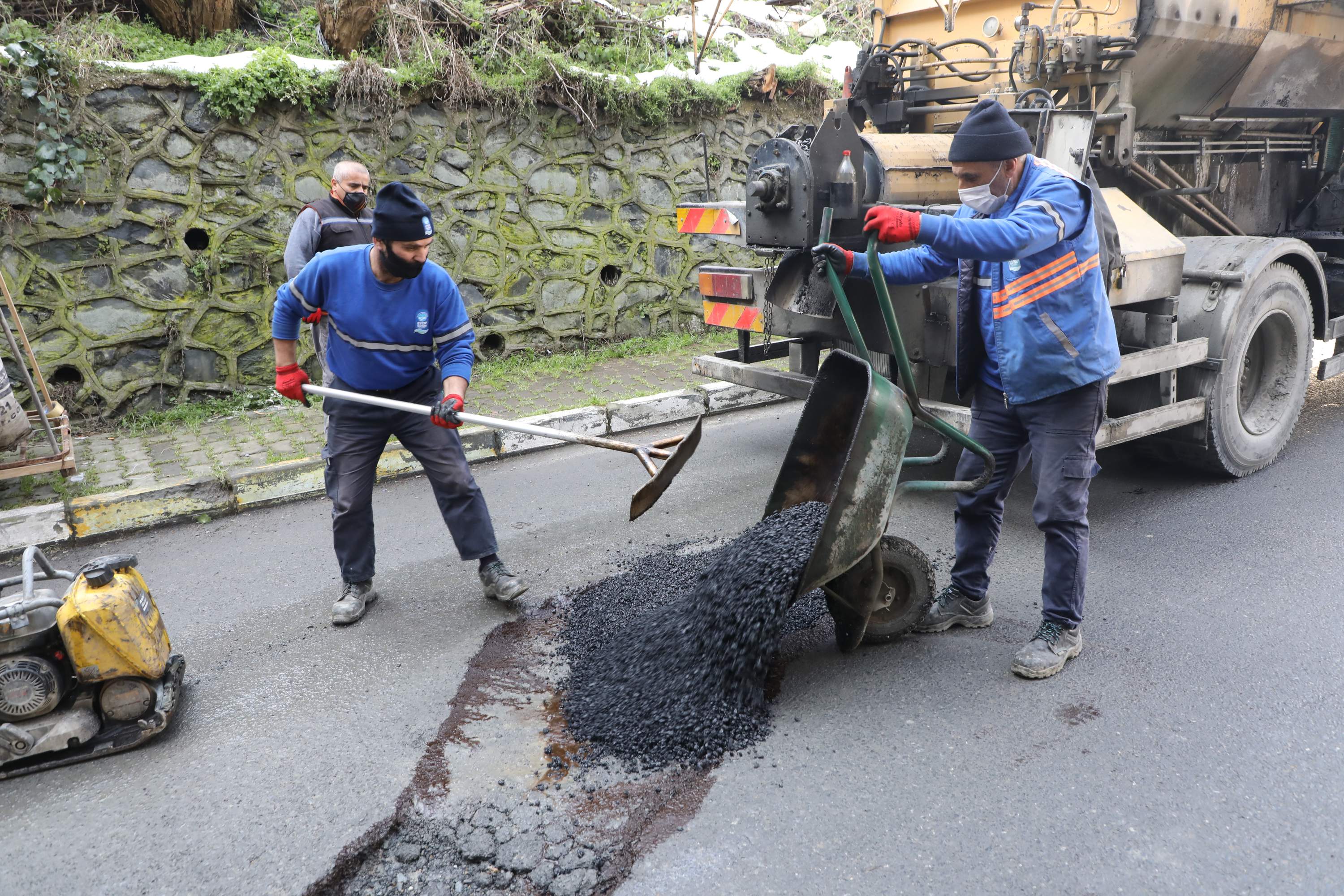 Kar yağışı sonrası asfalt onarım çalışması başladı