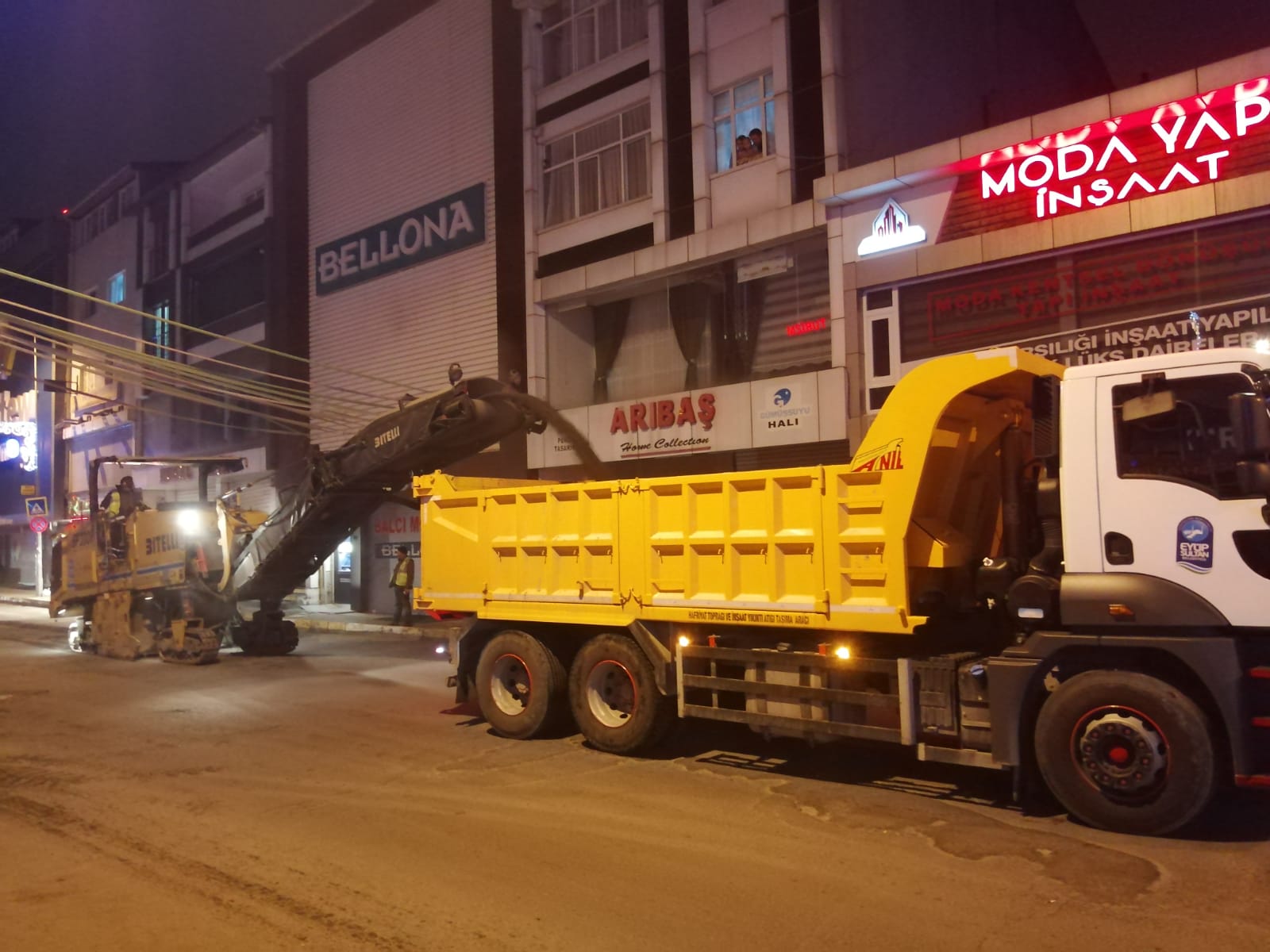 Cengiz Topel Caddesinde asfalt çalışması yapılıyor Cengiz Topel Caddesinde asfalt çalışması yapılıyor