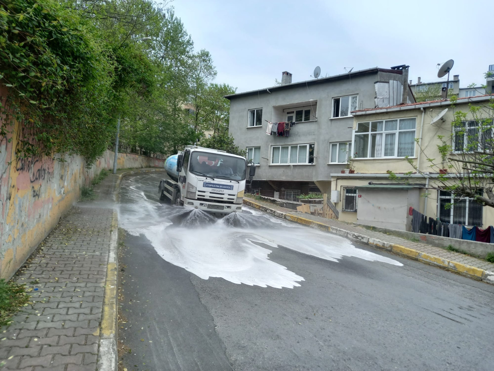 Akşemsettin'in cadde ve sokakları temizlendi, dezenfekte edildi Akşemsettin'in cadde ve sokakları temizlendi, dezenfekte edildi