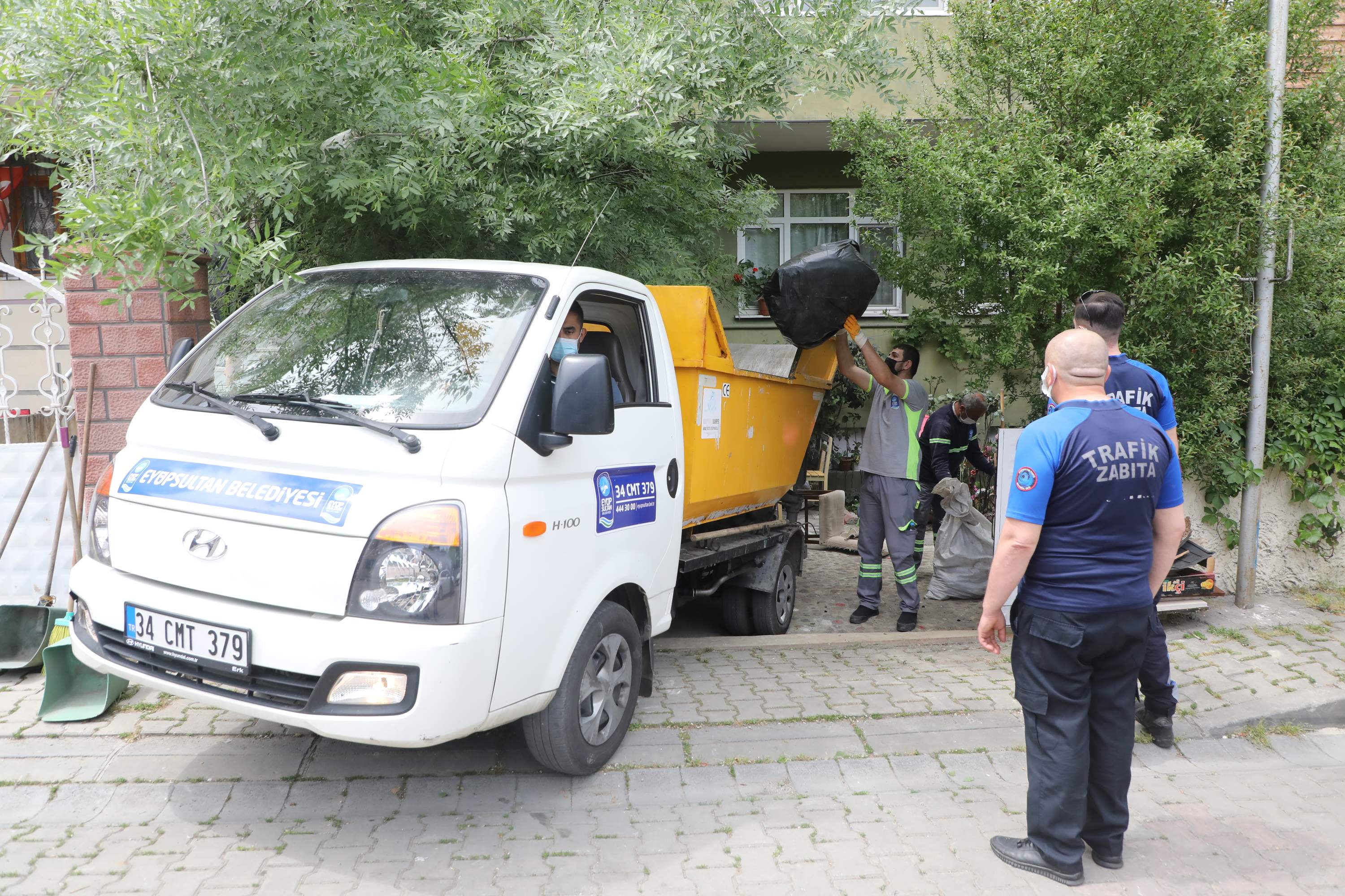 Topçular�da çöp ev temizlendi