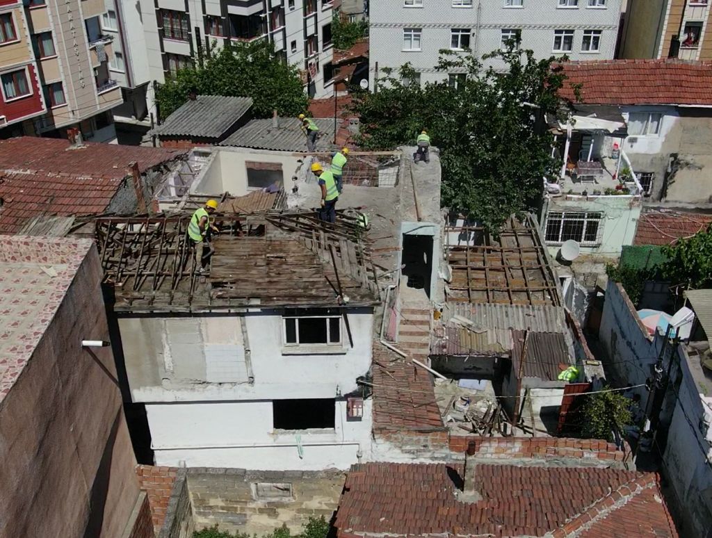 Asbestli yapının yıkımı, tüm önlemler alınarak yıkıldı Asbestli yapının yıkımı, tüm önlemler alınarak yıkıldı