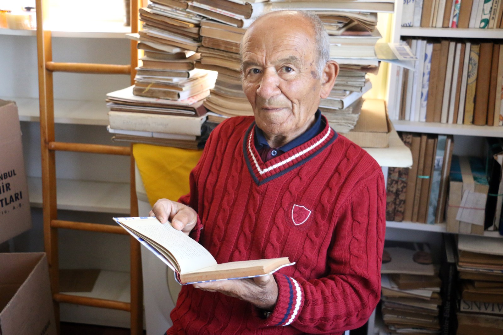 Emekli öğretmen Nuri Amca'dan Eyüpsultan Belediyesi'ne 4 bin kitap bağışı