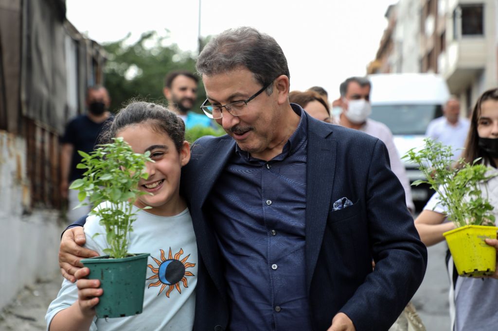 Sakarya Mahallesi'nde 2 bin fesleğen dağıtıldı