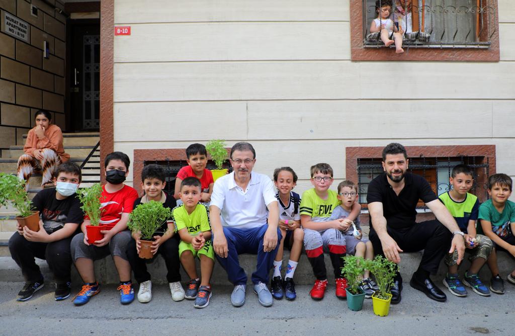 Eyüpsultan Merkez ve Silahtarağa'da balkonları süsleyecek fesleğenleri dağıttık