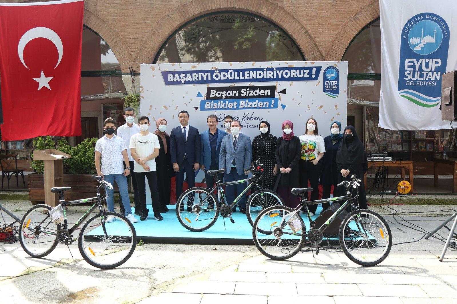 Lise sondaki başarılı öğrencilere bisiklet hediye edildi Lise sondaki başarılı öğrencilere bisiklet hediye edildi