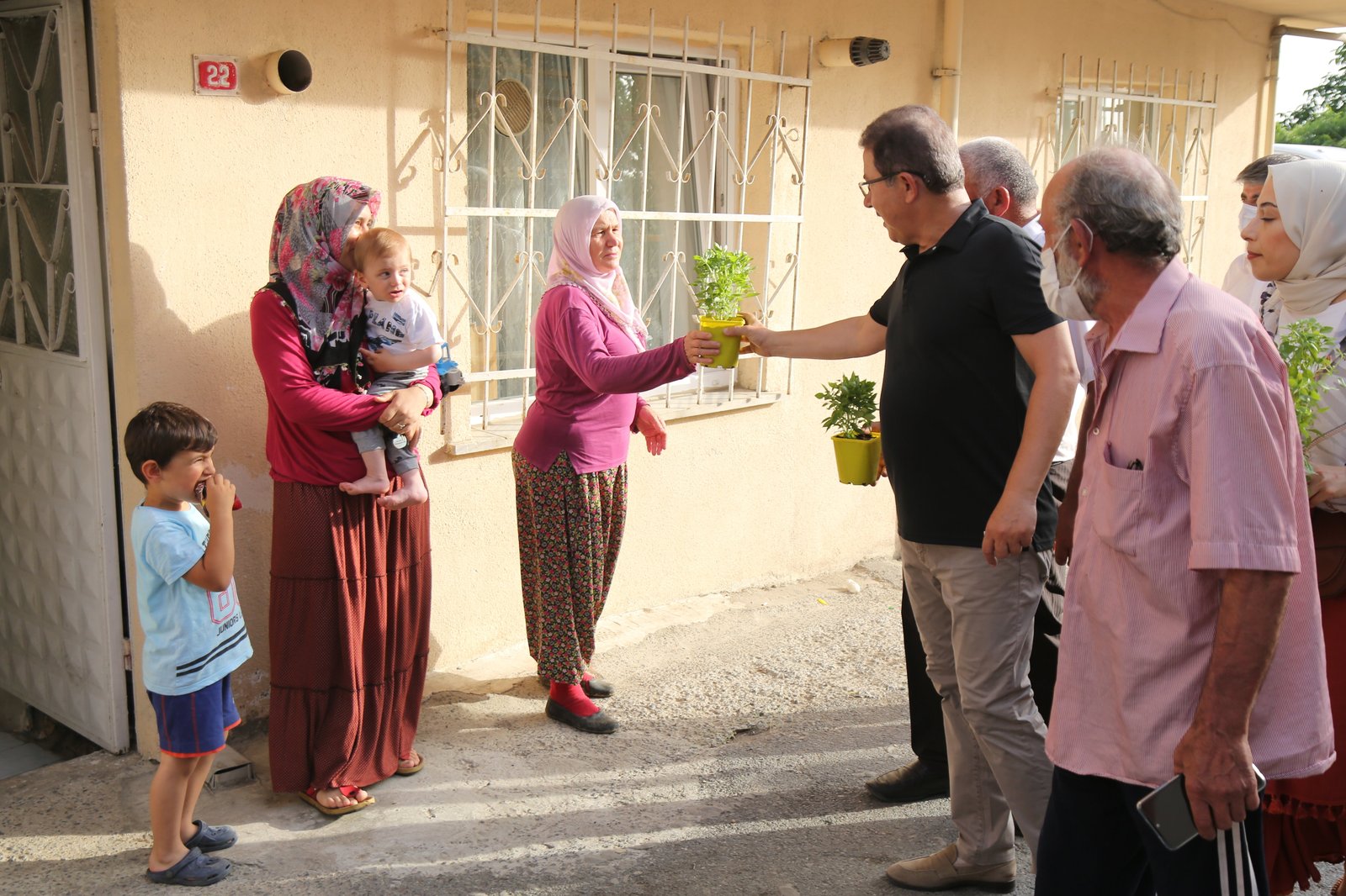 Pirinççi'de bin adet fesleğen dağıtıldı