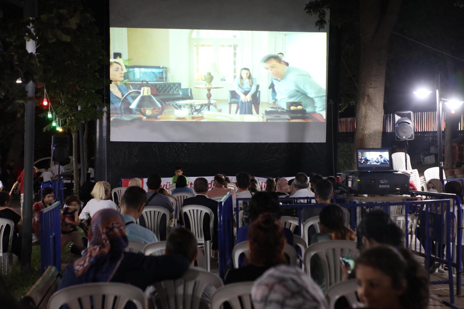 Rami'de açık havada sinema keyfi