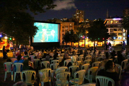 Sakarya Mahallesi'nde açık hava sinema keyfi