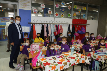 Başkan Deniz Köken, miniklerin okul heyecanına ortak oldu