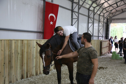 Eyüpsultanlı özel öğrenciler atla terapi oluyor Eyüpsultanlı özel öğrenciler atla terapi oluyor