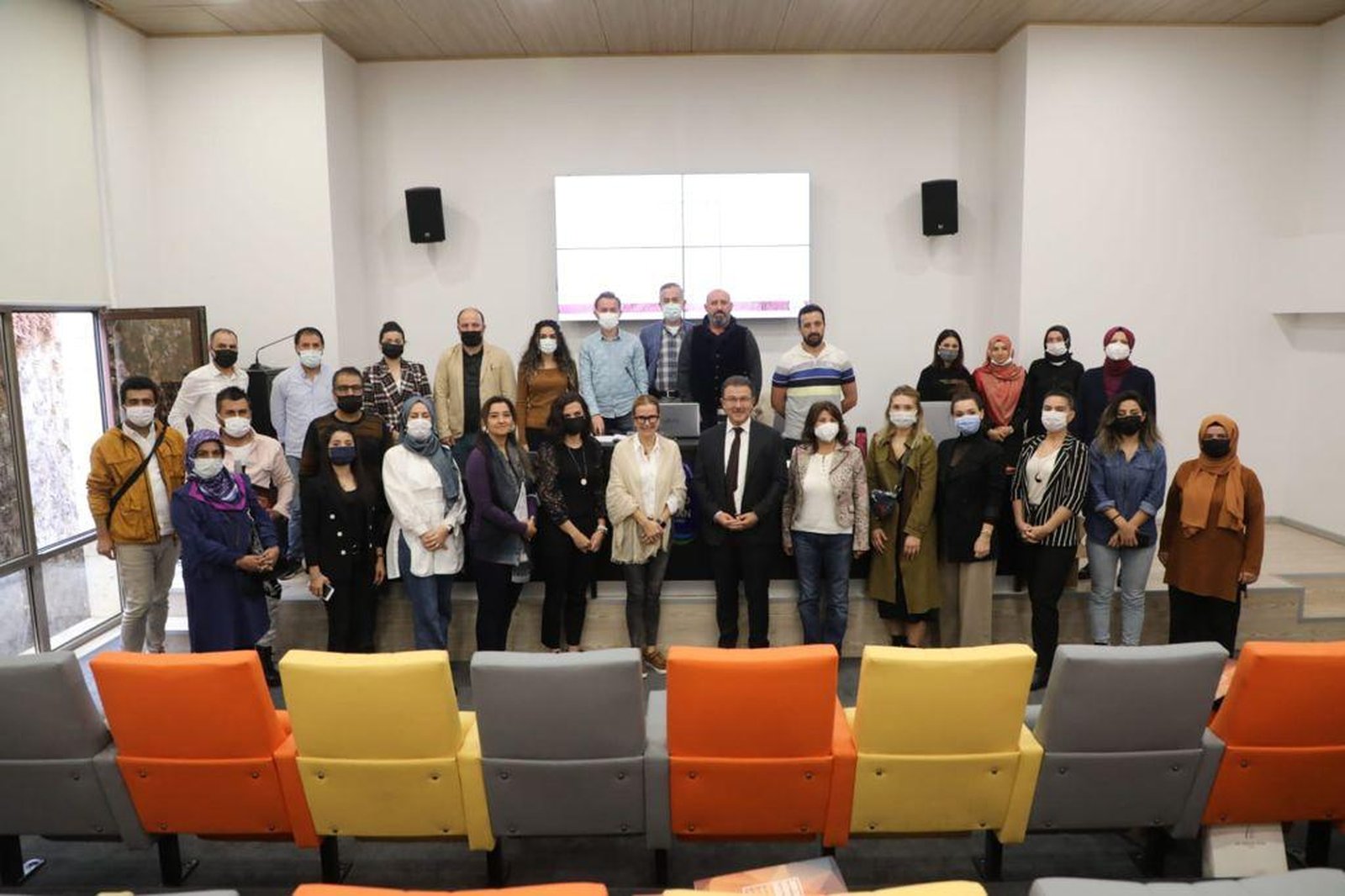 Öğretmenlerimiz için ‘Sen Değiş Dünyan Değişsin Atölyesi' düzenlendi Öğretmenlerimiz için ‘Sen Değiş Dünyan Değişsin Atölyesi' düzenlendi