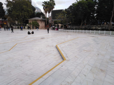Eyüp Sultan Camii Meydanı'na uyarı çizgileri Eyüp Sultan Camii Meydanı'na uyarı çizgileri