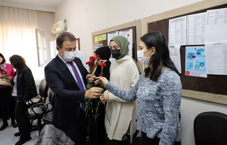 Eyüpsultan Belediyesi'nden ilçe öğretmenlerine sürpriz Eyüpsultan Belediyesi'nden ilçe öğretmenlerine sürpriz