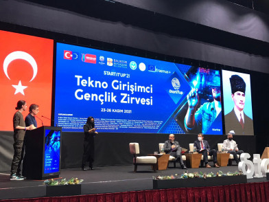 Robot Okulu öğrencileri Tekno-Girişimci Gençlik Zirvesi'nde