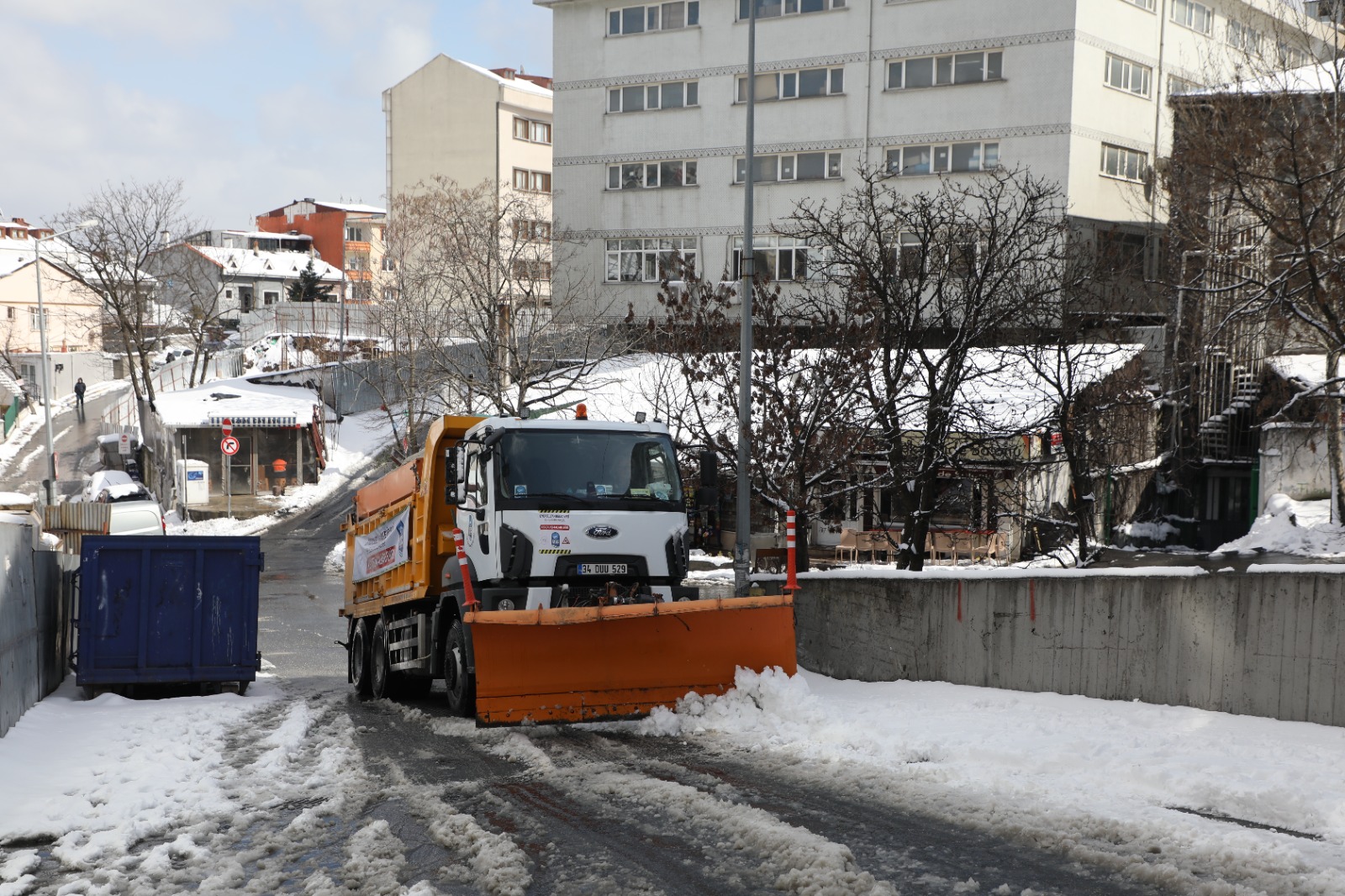 Eyüpsultan'da kar temizleme çalışmaları aralıksız sürüyor