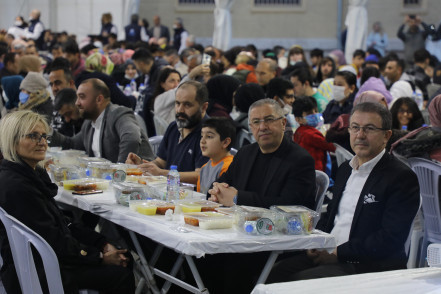 Binlerce vatandaş Eyüpsultan'da dev iftar sofrasında buluştu