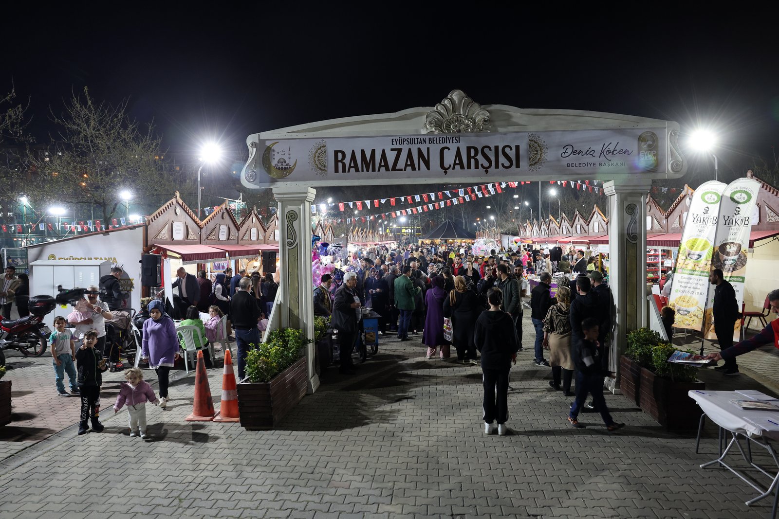 Ramazan Çarşısı gece gündüz ziyaretçilerini ağırlıyor Ramazan Çarşısı gece gündüz ziyaretçilerini ağırlıyor