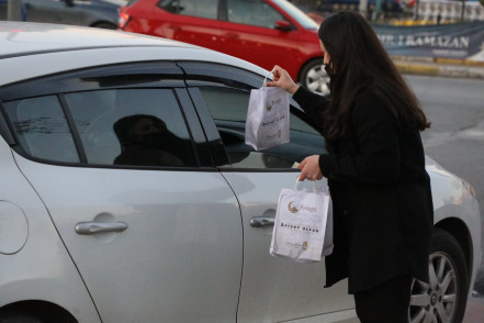 Trafikte kalan sürücülere iftariyelik ikramı sürüyor