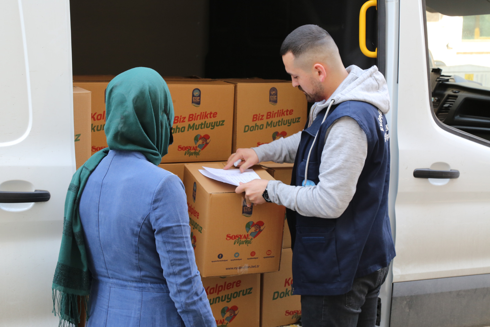Gıda kolilerimizi ve market kartlarımızı vatandaşlarımızla buluşturduk Gıda kolilerimizi ve market kartlarımızı vatandaşlarımızla buluşturduk