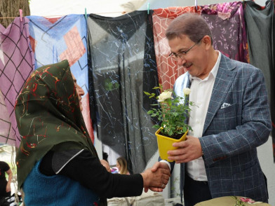 Anneler Günü'nü güllerle kutluyoruz Anneler Günü'nü güllerle kutluyoruz