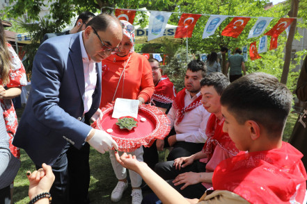 Eyüpsultan'ın en özel “Kınalı Kuzuları” askere uğurlandı Eyüpsultan'ın en özel “Kınalı Kuzuları” askere uğurlandı
