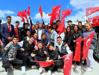 103. yılında 103 sporcuyla Haliç'te 19 Mayıs kutlaması 103. yılında 103 sporcuyla Haliç'te 19 Mayıs kutlaması