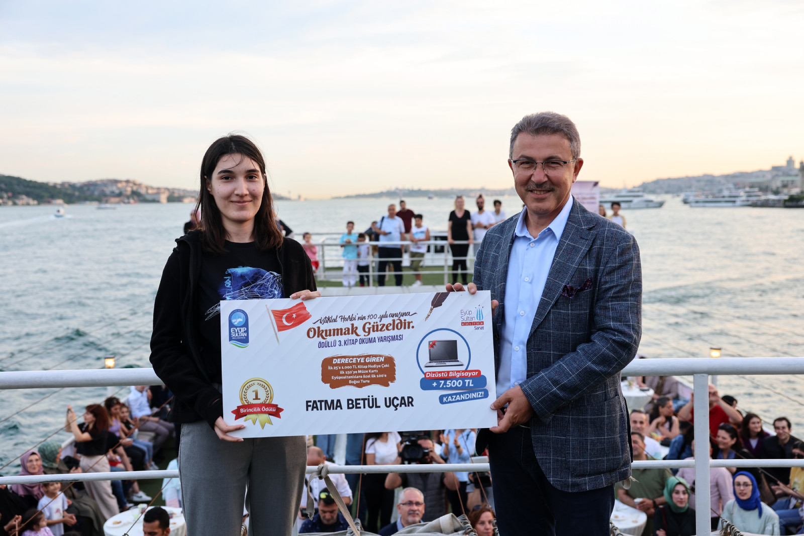 “Okumak Güzeldir” Kitap Okuma Yarışması'nın kazananları ödüllerini Boğaz'da aldı “Okumak Güzeldir” Kitap Okuma Yarışması'nın kazananları ödüllerini Boğaz'da aldı