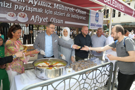 Başkan Deniz Köken vatandaşlara aşure ikram etti Başkan Deniz Köken vatandaşlara aşure ikram etti