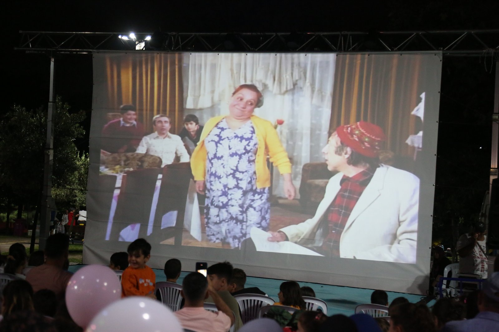 Mahalle şenlikleri ve sinema geceleri sona erdi Mahalle şenlikleri ve sinema geceleri sona erdi
