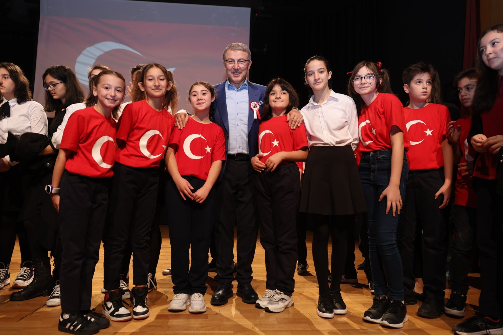 Cumhuriyet Bayramı'nda başarılı öğrenciler ödüllendirildi Cumhuriyet Bayramı'nda başarılı öğrenciler ödüllendirildi
