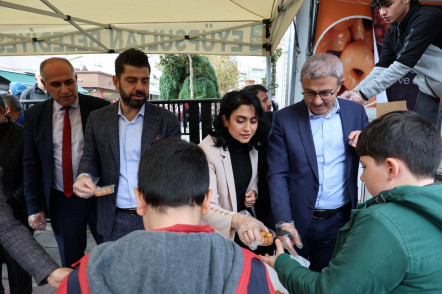 İstiklal Caddesi'nde hayatını kaybedenler ve tüm şehitlerimiz için lokma dağıtıldı