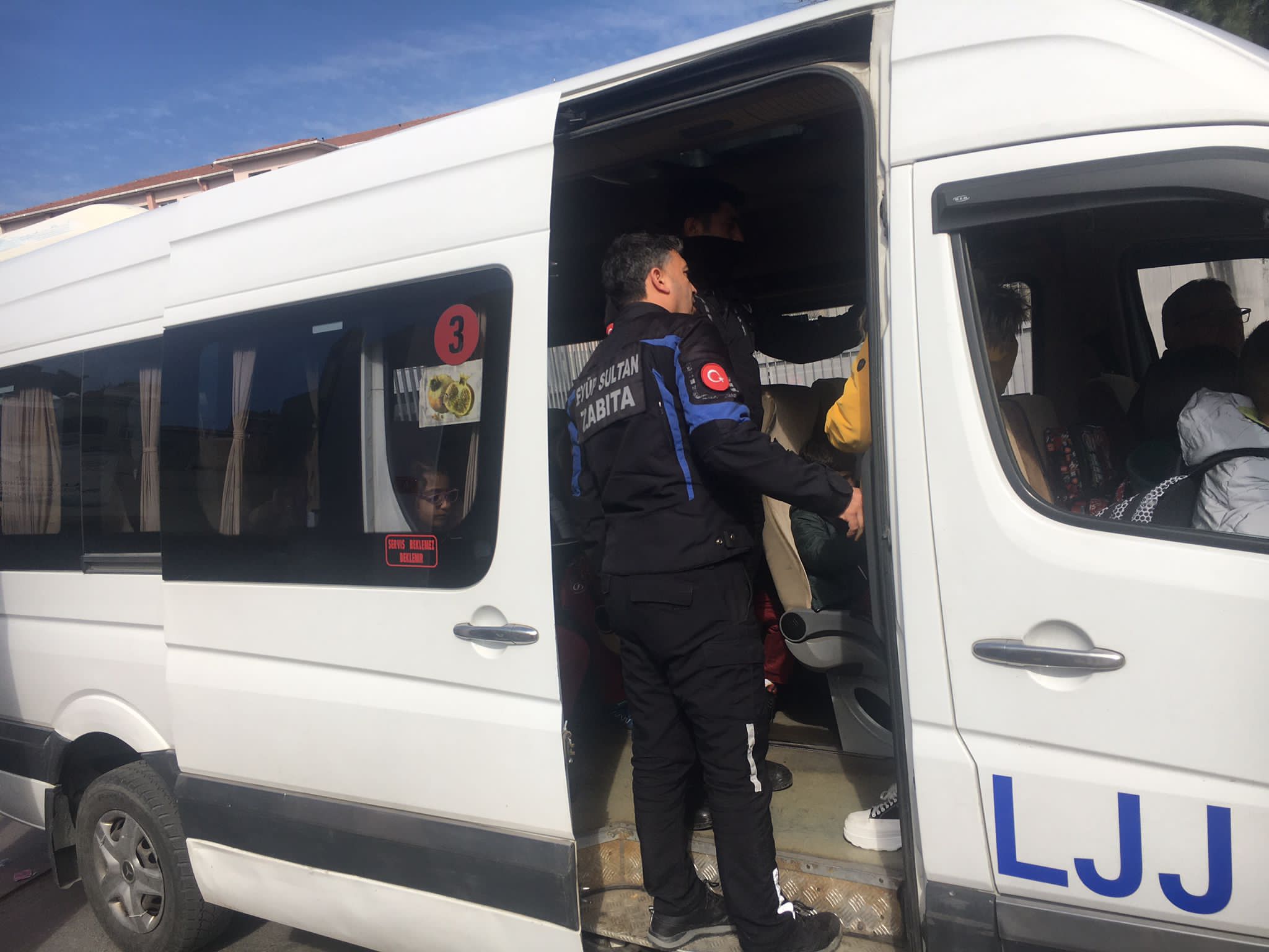 Zabıta ekipleri okul servislerini denetledi Zabıta ekipleri okul servislerini denetledi