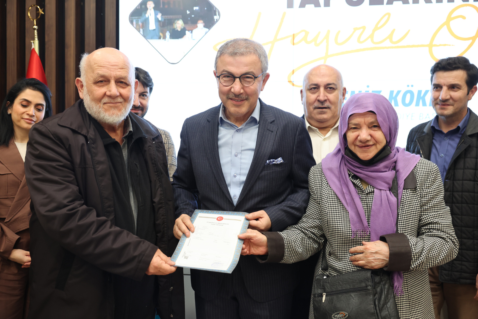 Başkan Deniz Köken Nişanca Mahallesi sakinlerinin tapularını verdi Başkan Deniz Köken Nişanca Mahallesi sakinlerinin tapularını verdi