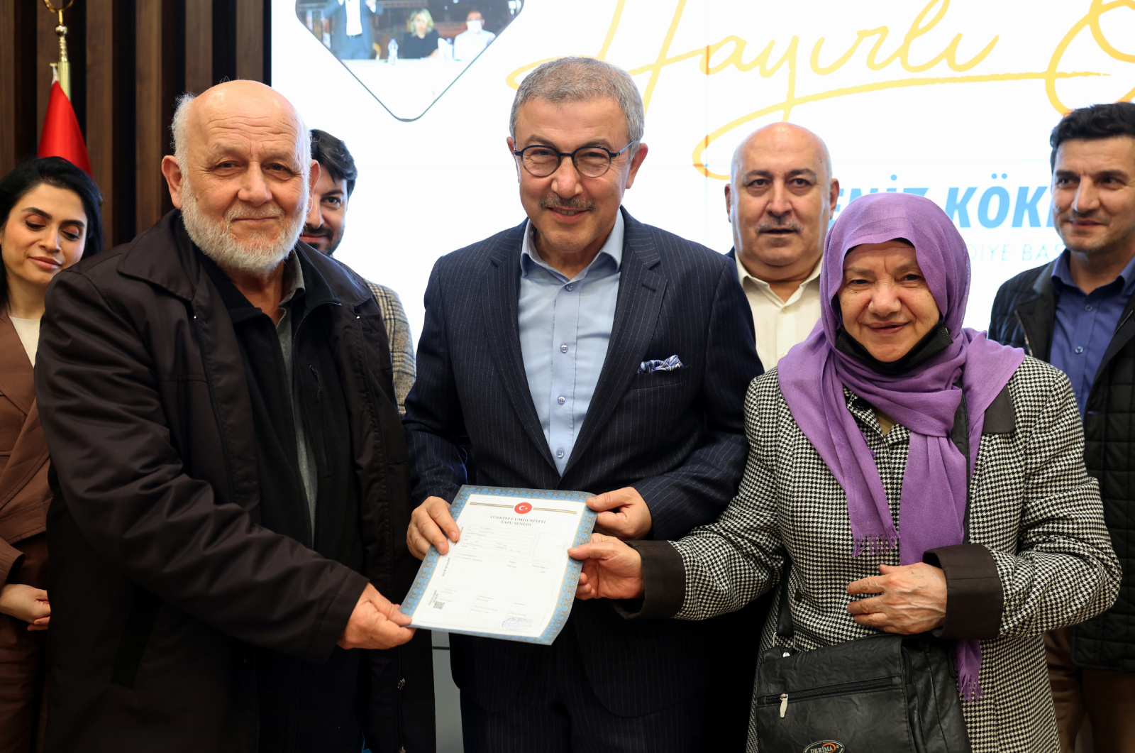 Başkan Deniz Köken Nişanca Mahallesi sakinlerinin tapularını verdi