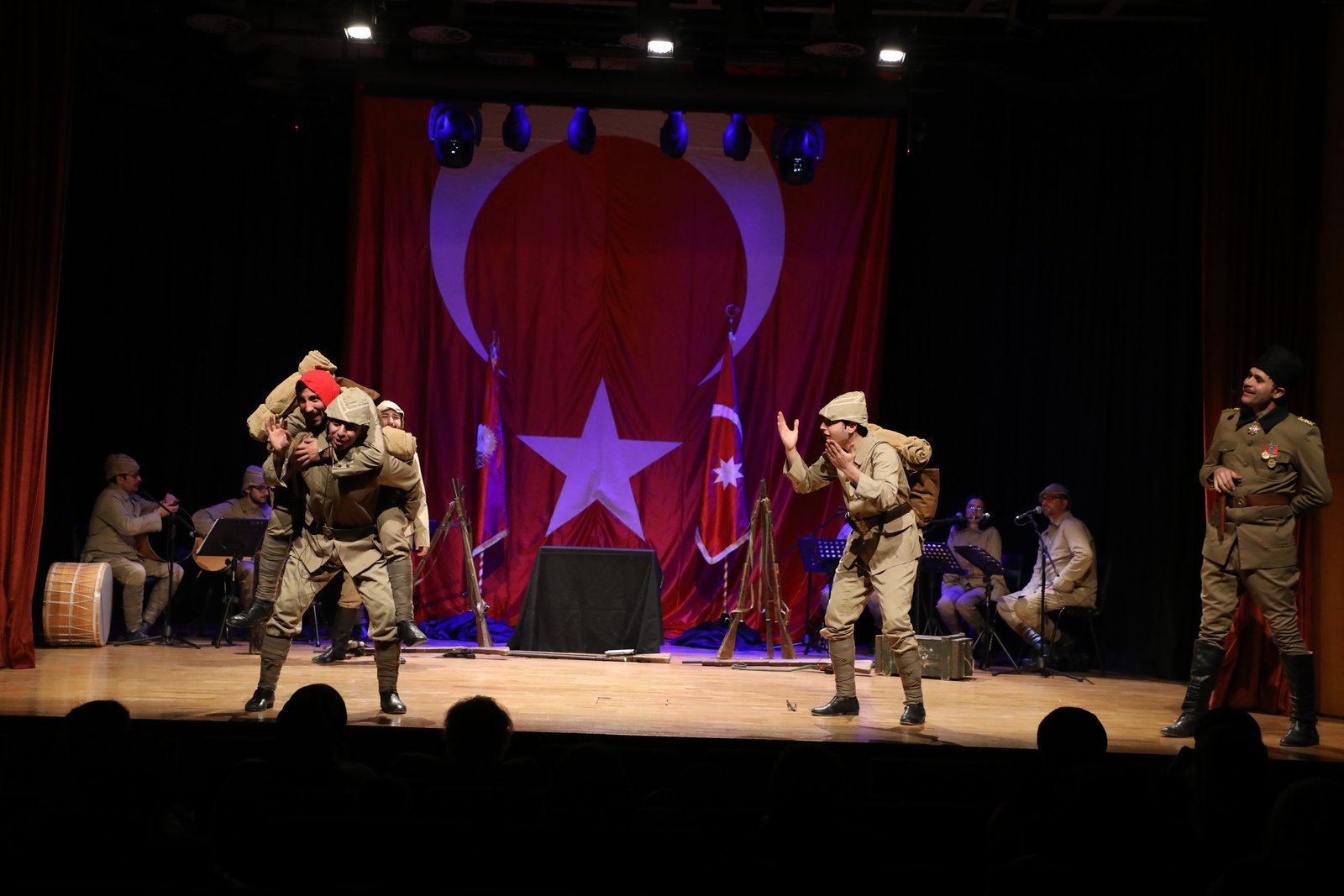 Çanakkale Destanı isimli oyun Eyüpsultan'da sahnelendi Çanakkale Destanı isimli oyun Eyüpsultan'da sahnelendi