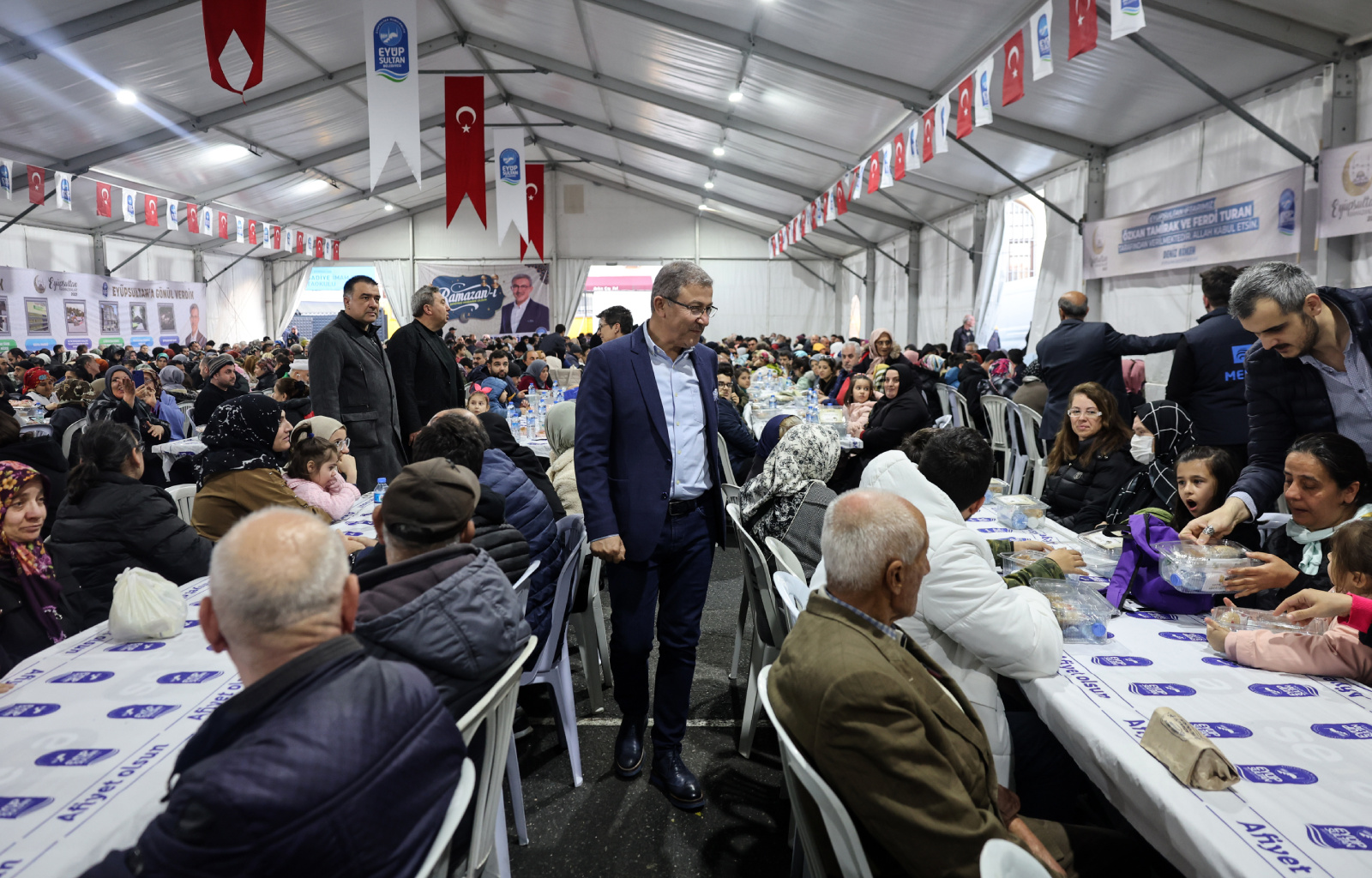 Binlerce vatandaş Eyüpsultan'da dev iftar sofrasında buluşuyor Binlerce vatandaş Eyüpsultan'da dev iftar sofrasında buluşuyor