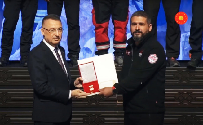 ESAY birimimize Üstün Fedakarlık Madalyası ve Nişanı ESAY birimimize Üstün Fedakarlık Madalyası ve Nişanı