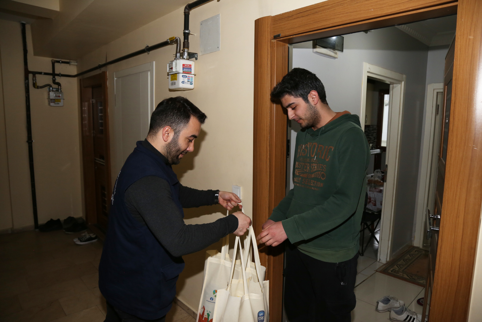 Öğrenci Evi Destek Paketlerinin dağıtımı devam ediyor Öğrenci Evi Destek Paketlerinin dağıtımı devam ediyor