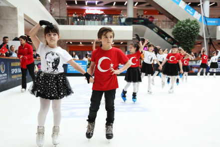 Buz üstünde gençlik bayramı kutlaması Buz üstünde gençlik bayramı kutlaması
