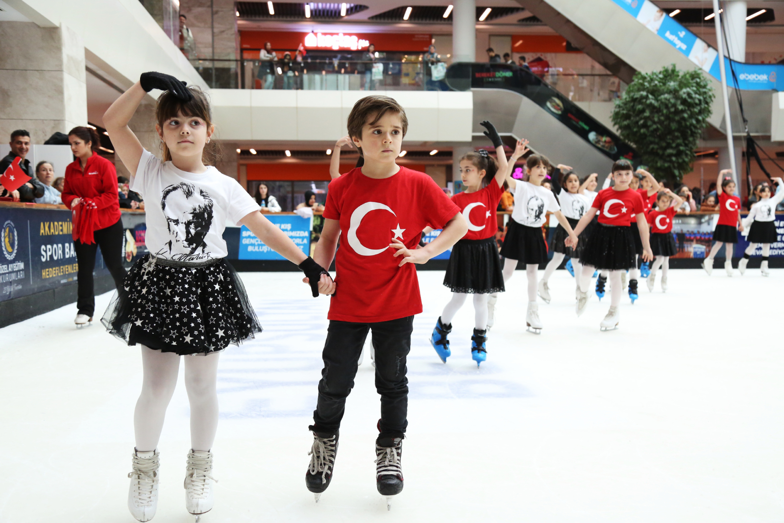 Buz üstünde gençlik bayramı kutlaması Buz üstünde gençlik bayramı kutlaması