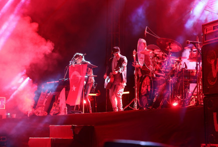 Manga'dan gençlik bayramında muhteşem konser Manga'dan gençlik bayramında muhteşem konser