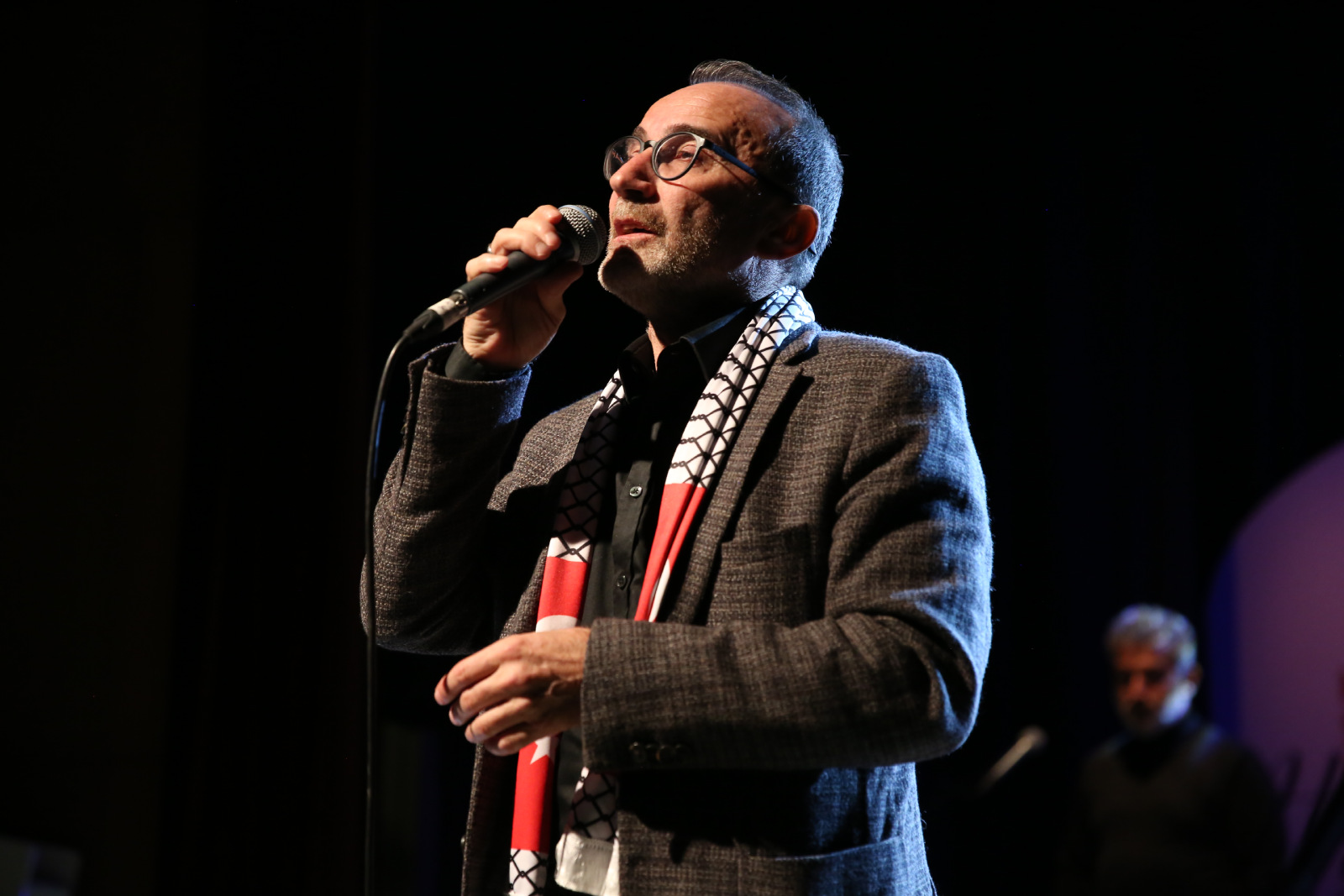 Ömer Karaoğlu ezgilerini özgür Filistin için söyledi Ömer Karaoğlu ezgilerini özgür Filistin için söyledi