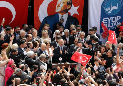 Eyüpsultan Belediyesi önünde coşkulu kalabalık Eyüpsultan Belediyesi önünde coşkulu kalabalık