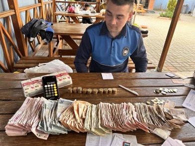 Dilenci kadının üzerinden çıkan para şaşırttı Dilenci kadının üzerinden çıkan para şaşırttı
