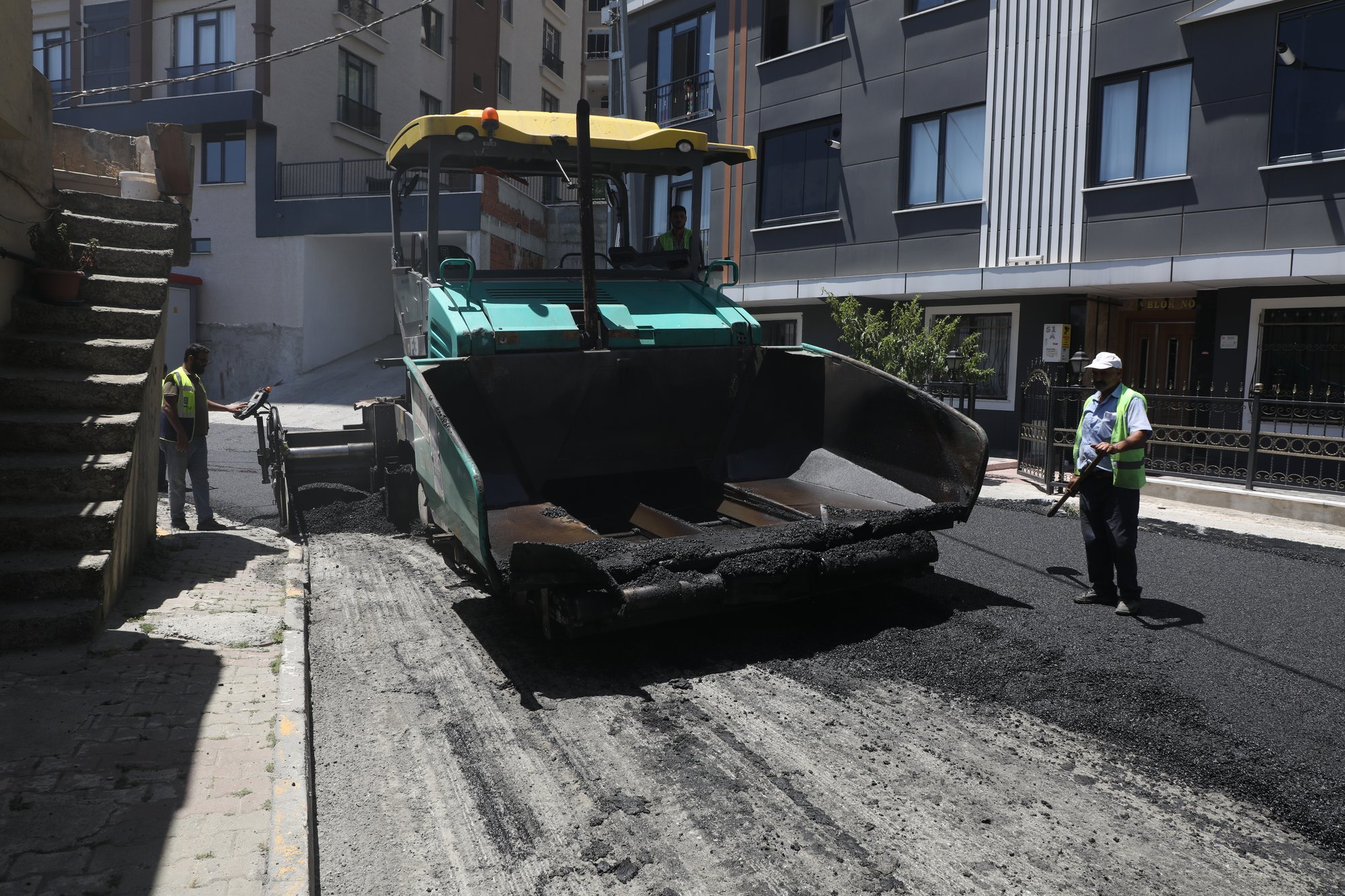Cadde ve sokaklarda asfaltlama çalışmaları devam ediyor Cadde ve sokaklarda asfaltlama çalışmaları devam ediyor