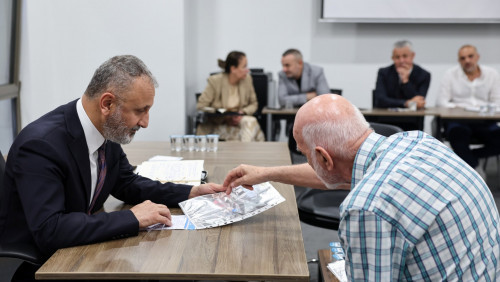 Başkan Özmen halk gününde vatandaşları dinledi Başkan Özmen halk gününde vatandaşları dinledi