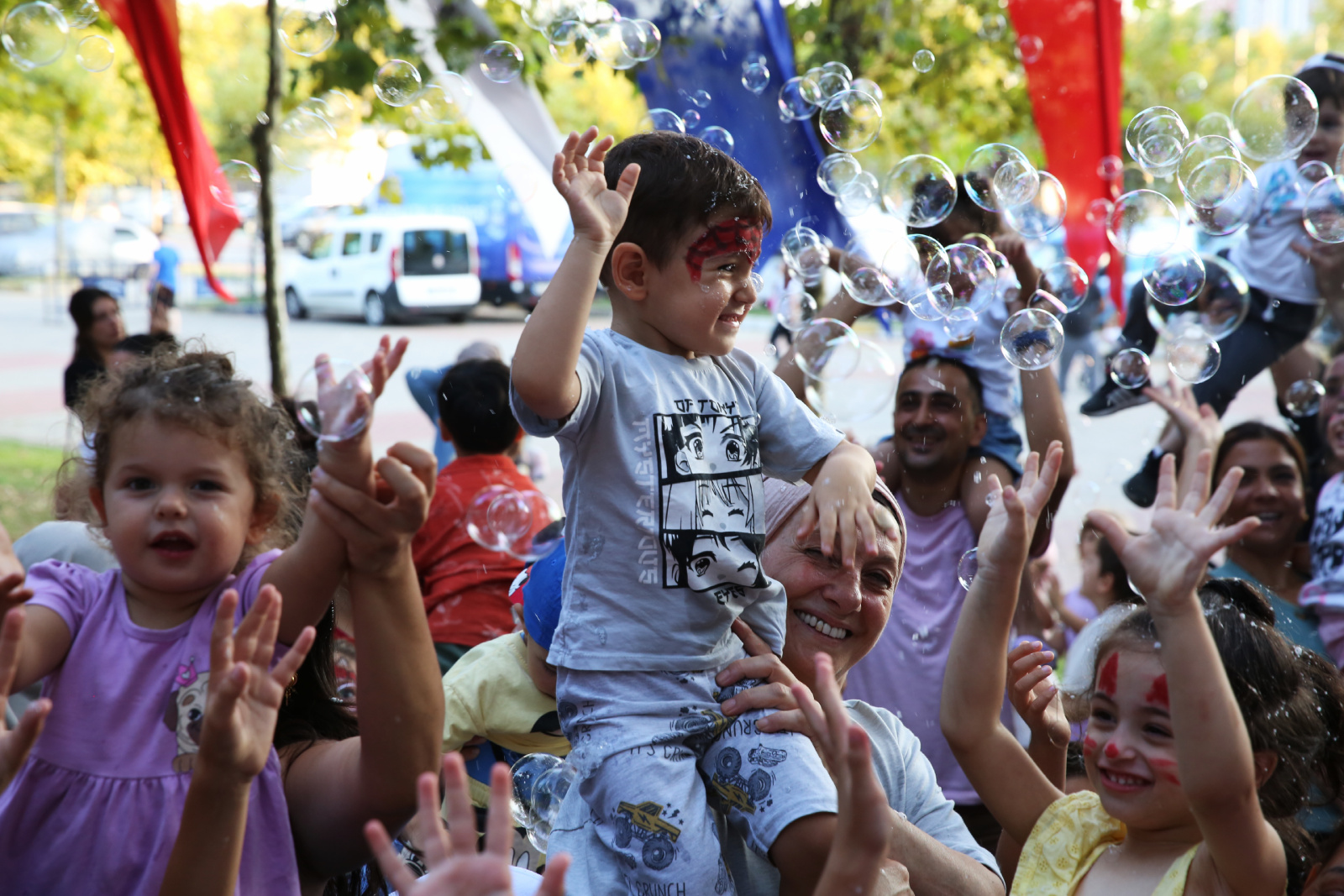 Mahalle şenlikleri muhteşem bir finalle son buldu Mahalle şenlikleri muhteşem bir finalle son buldu
